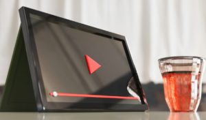 おすすめの人気動画配信サービス_タブレットとお茶