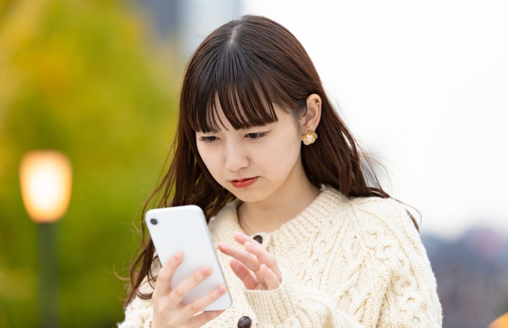 インスタハッシュタグ_Instagramを行う女性