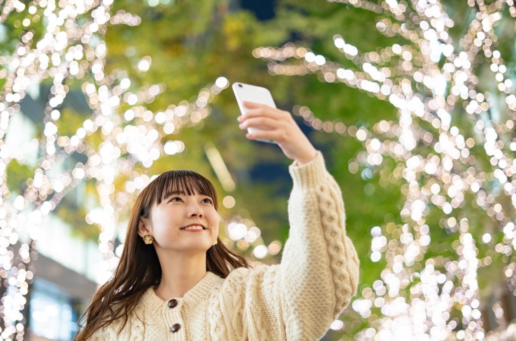 インスタハッシュタグ_インスタ映えする写真を撮る女性