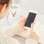 スマホで英語学習_スマホで勉強する女性