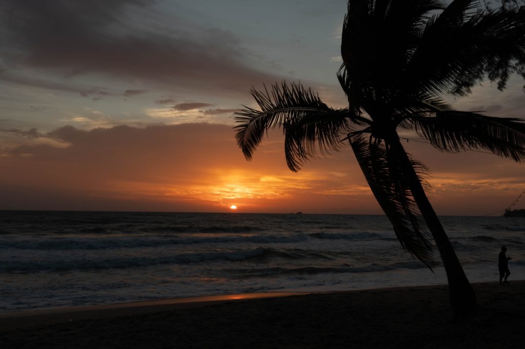 タイ・プーケットでサーフトリップ_波乗りサーフィン_夜のプーケットの海の風景