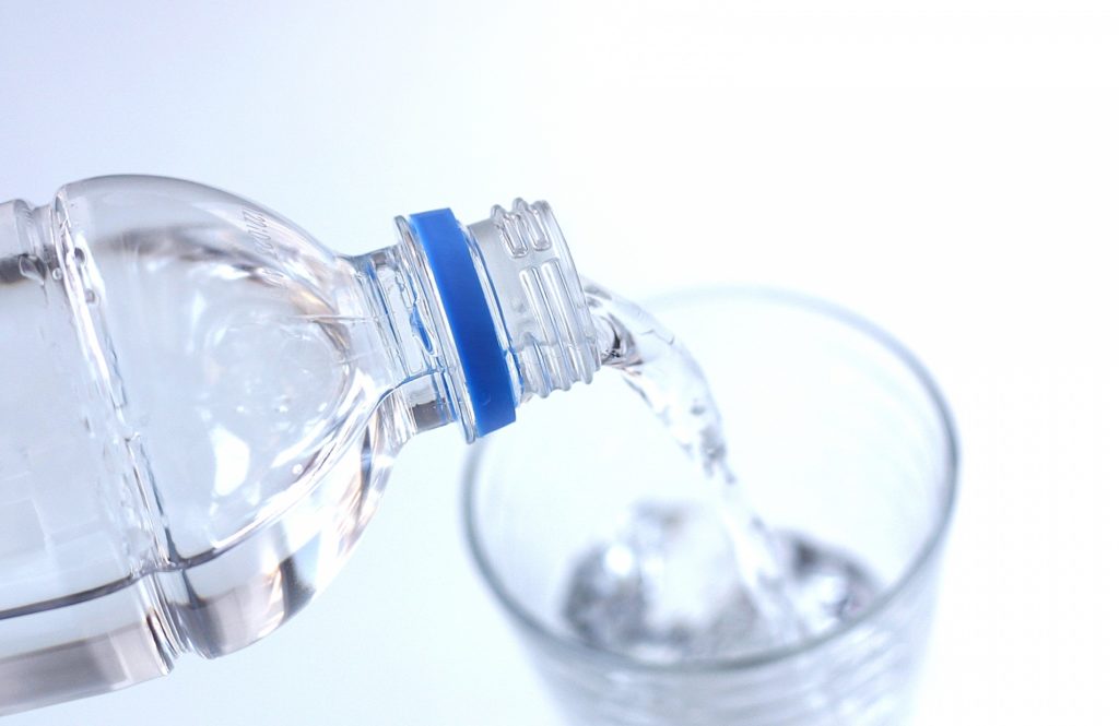 デトックスタイム_コップいっぱいの水