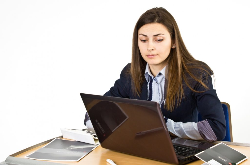 ドイツ人は真面目で勤勉_仕事をするドイツ人女性