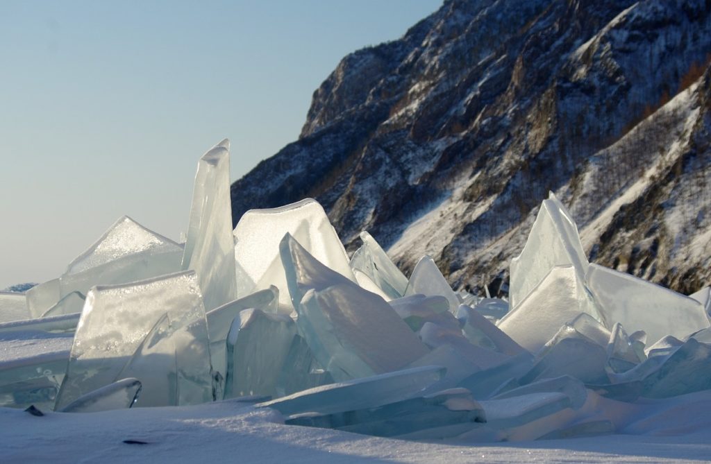 ロシア__シベリア_バイカル湖_透明で幻想的な氷