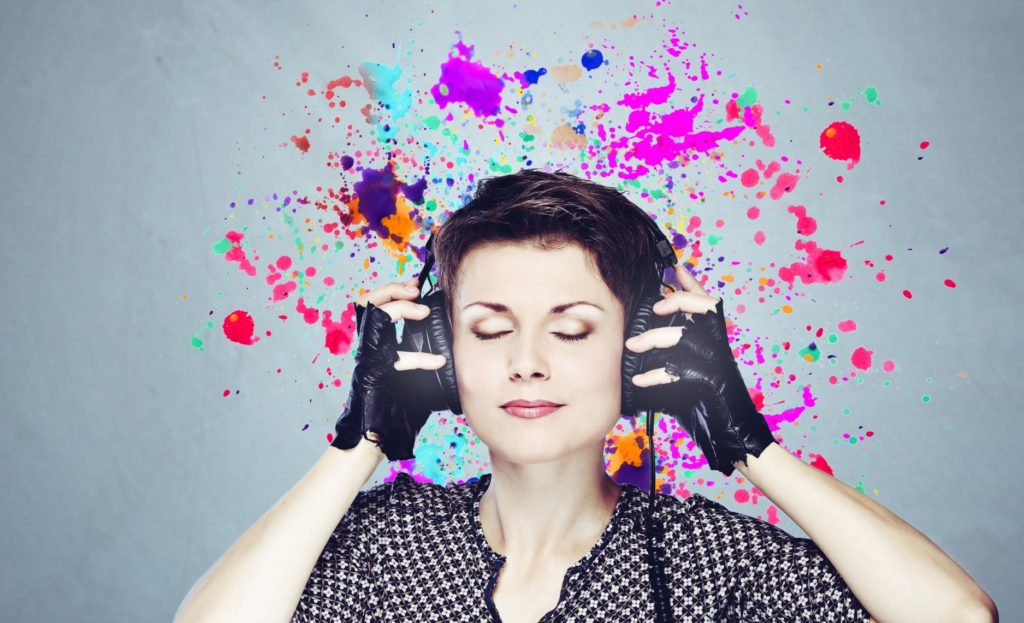 ワイヤレスヘッドホン着用でサイレントディスコ_ヘッドホンをする女性