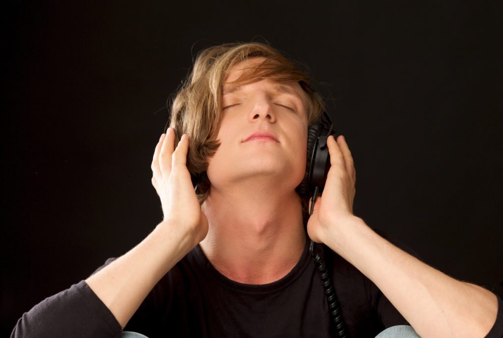 ワイヤレスヘッドホン着用でサイレントディスコ_ヘッドホンをする男性