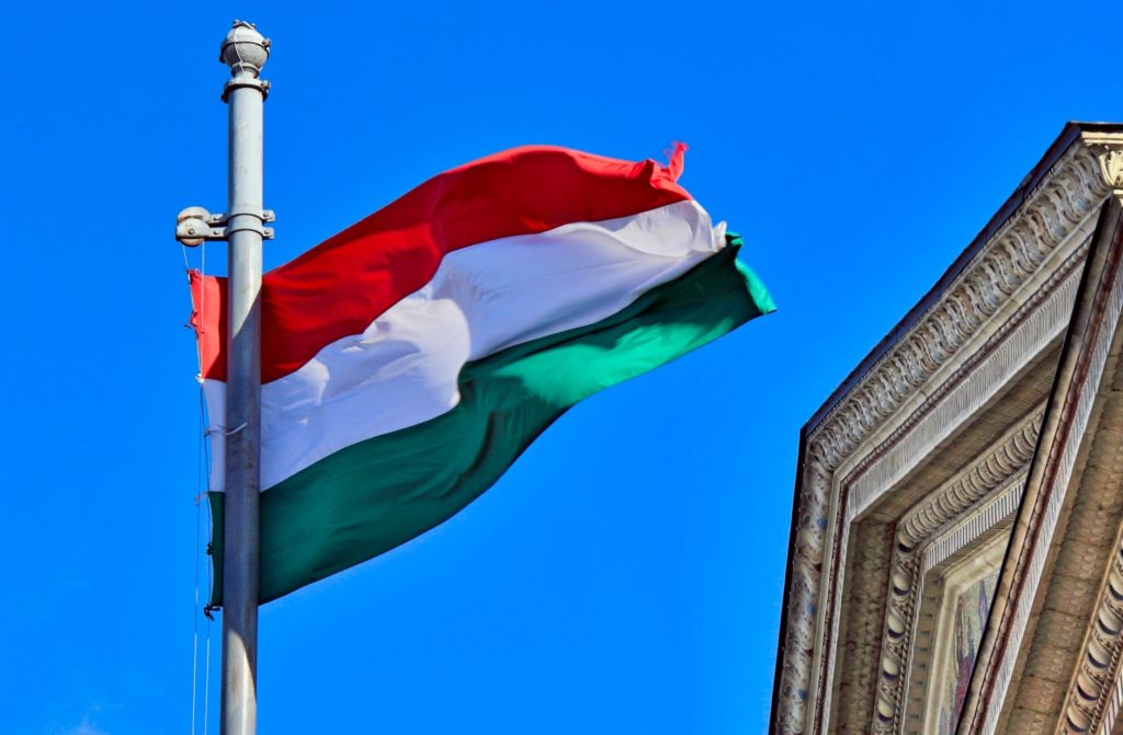 世界の温泉・海外の名湯_ハンガリーの国旗