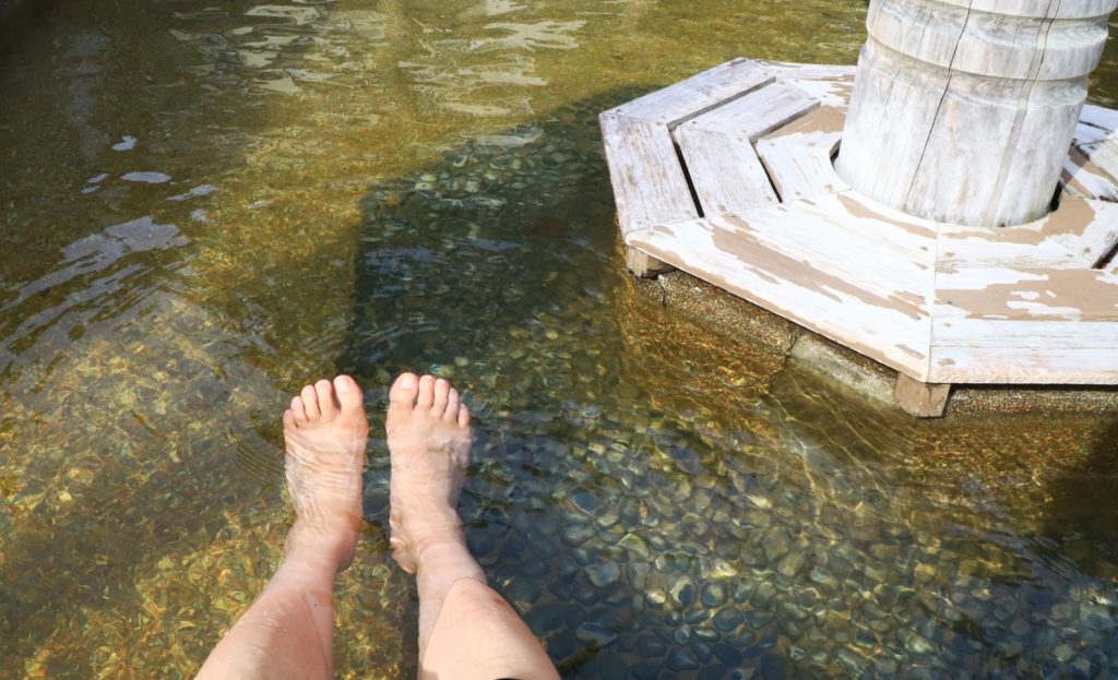 世界の温泉・海外の名湯_足を浸かる