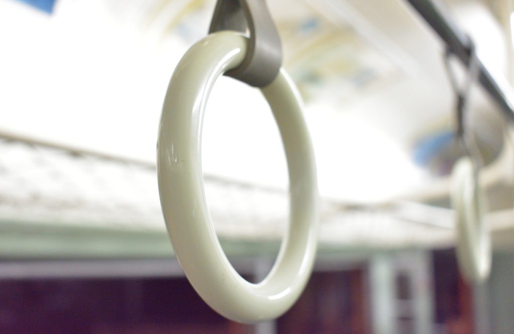 乗車率_満員電車_つり革