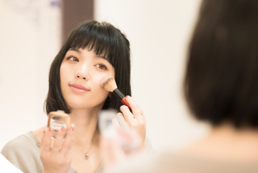 二日酔いメイク_艶のある肌に唇