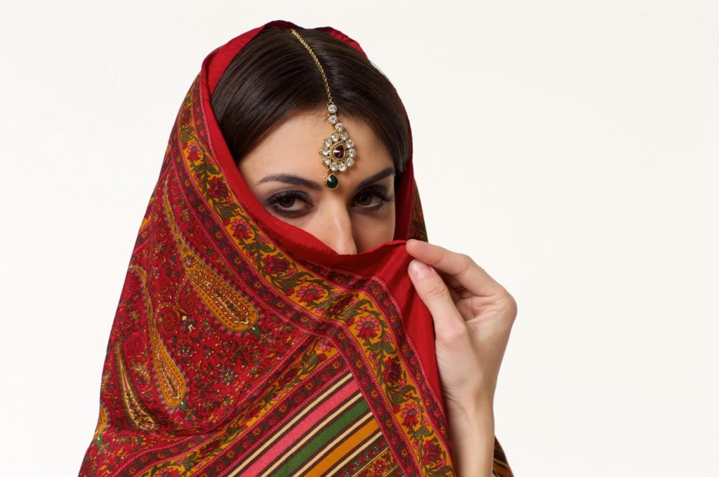 健康的で美しいインド人女性_顔を覆った女性