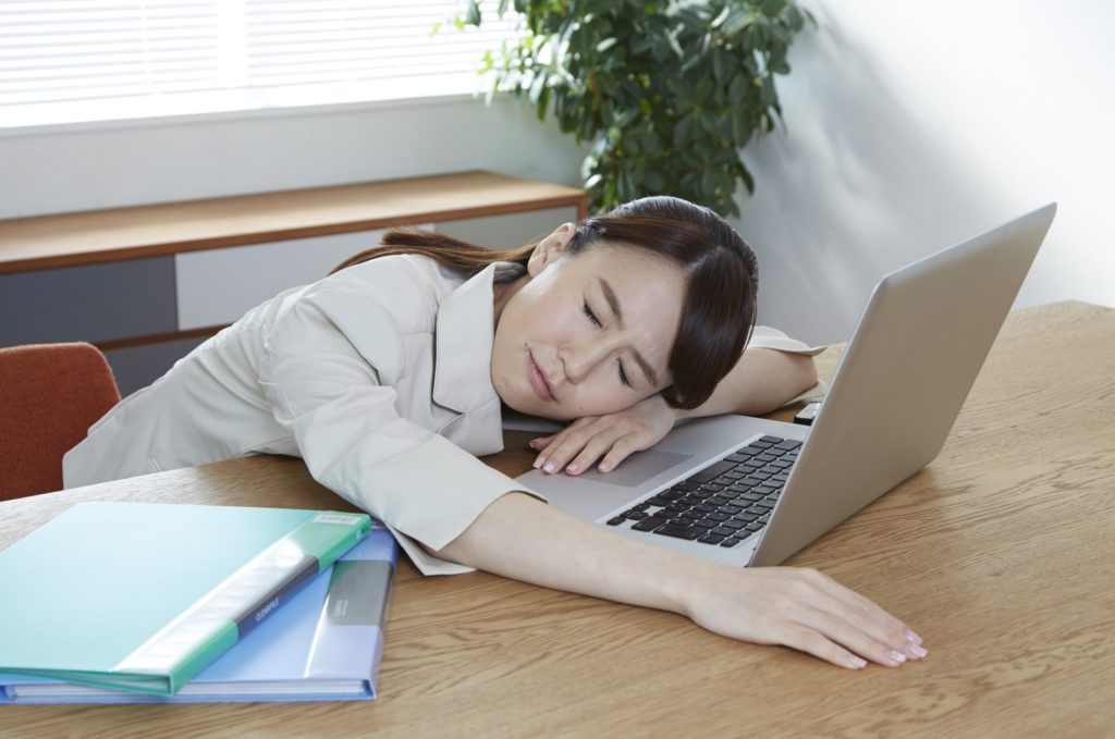 寝だめは効果なし_仕事中の眠気に負ける