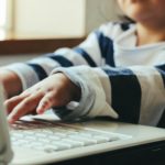 幼稚園児・キッズも通える東京のプログラミングスクール・教室_PCをする子供