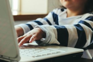 幼稚園児・キッズも通える東京のプログラミングスクール・教室_PCをする子供