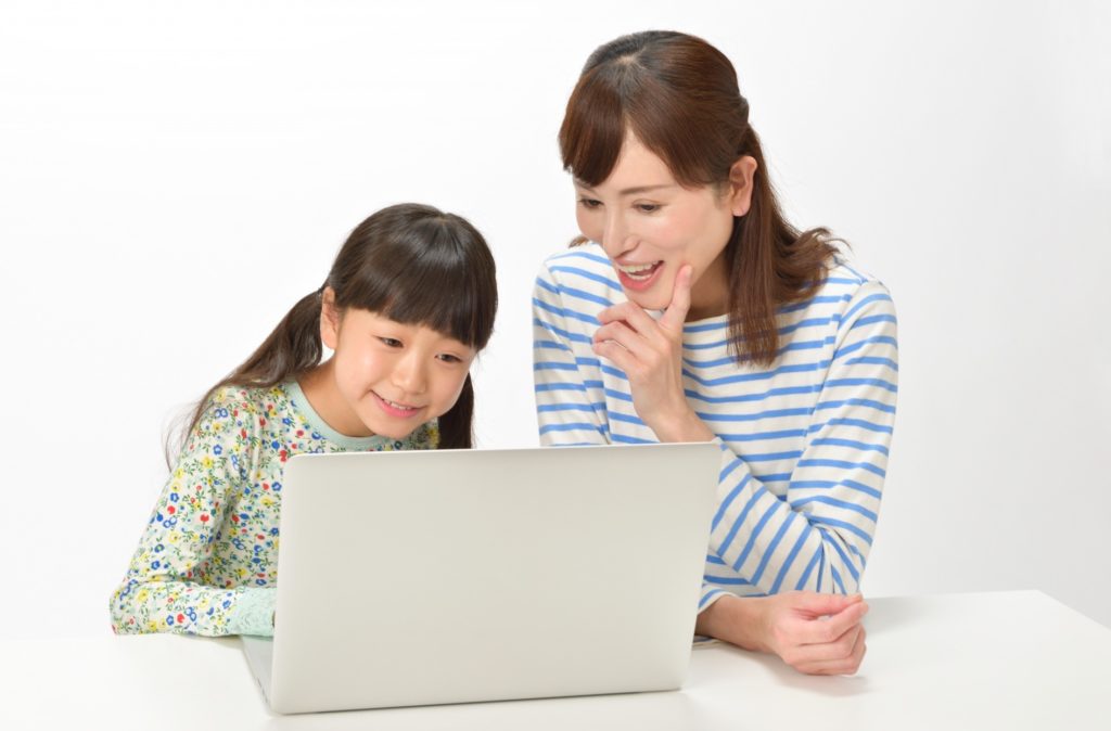 幼稚園児・キッズも通える東京のプログラミングスクール・教室_プログラミングを先生に教わる幼女