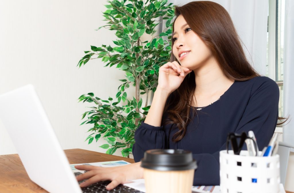正社員の週4日勤務（週休3日制）_仕事をする女性