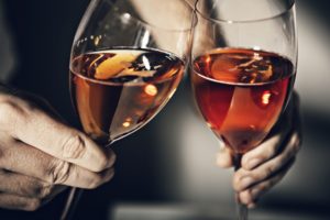 独身最後の夜_バチェラー・パーティー_お酒を交わす