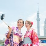 訪日外国人に人気な日本の人気スポット_スカイツリーをバックに自撮りする外国人