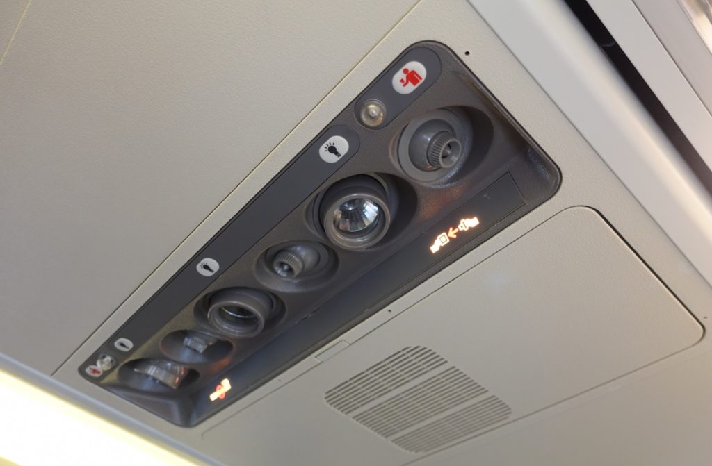 飛行機フライト_機内サービス_座席上部