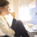 飛行機フライト_機内サービス_機内食を食べる女性