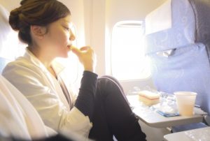 飛行機フライト_機内サービス_機内食を食べる女性