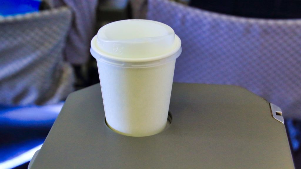 飛行機フライト_機内サービス_飲み物_紙コップ