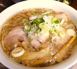 飲んだあとのラーメンは美味い_背脂のチャーシューラーメン