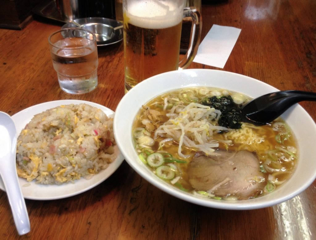 飲んだあとのラーメンは美味い_背脂ラーメンとビールと半チャーハン