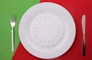 イギリスの伝統料理菓子_クリスマスプディング_作り方とレシピ_クリスマスイメージとお皿